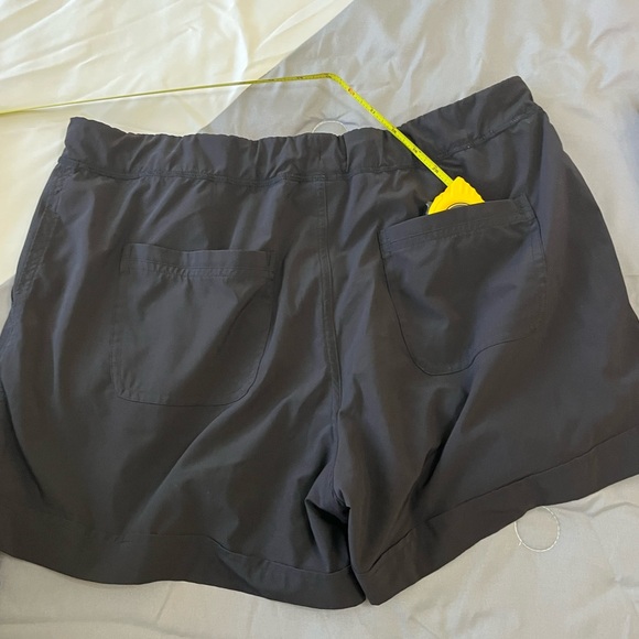 Athleta shorts women’s large thin materials comfy. Pockets in back and front. - Picture 6 of 7